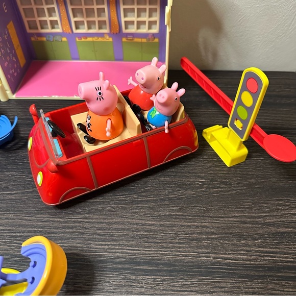 Peppa Pig All Around Town Playset Track Parts with School and Car Lot - Picture 5 of 12